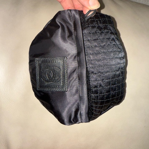 CHANEL Elegant Black Quilted Hat - Picture 3 of 4